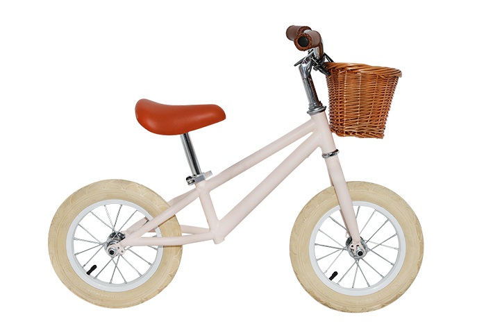Il produttore di biciclette per adulti e bambini introduce le caratteristiche delle bici dell'equilibrio
